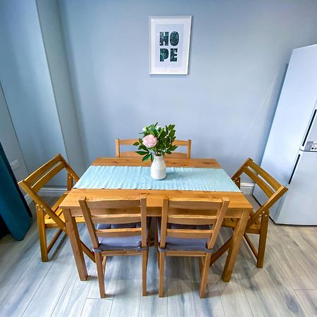Modern 1-Bedroom Flat, 5 Guest, London - F2 Dış mekan fotoğraf